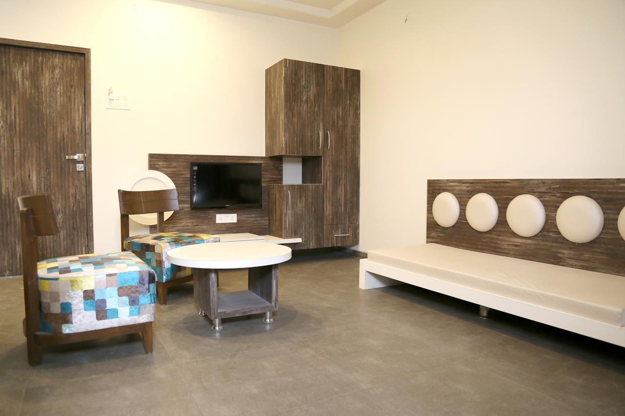 Hotel Vrinda Lātūr Εξωτερικό φωτογραφία
